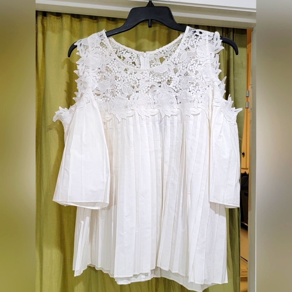 Juliette white off the shoulder pleated dress shirt. Size S